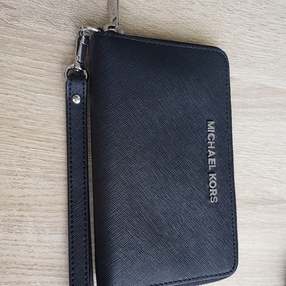 Michael Kors Zip Clutch / Wallet
